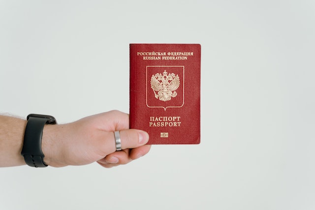 Mężczyzna trzymający w dłoni rosyjski paszport