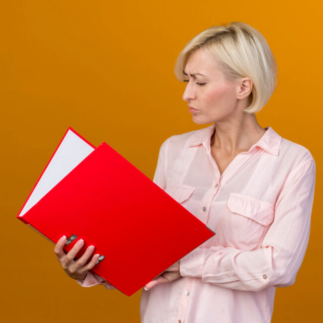 kobieta trzymająca czerwoną teczkę