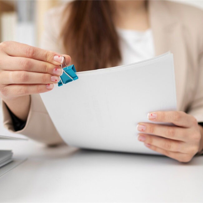 dokumenty spięte spinaczem