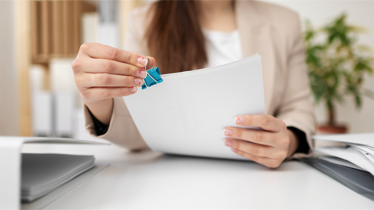 dokumenty spięte spinaczem