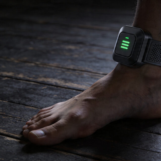 Człowiek z monitorem na kostkę