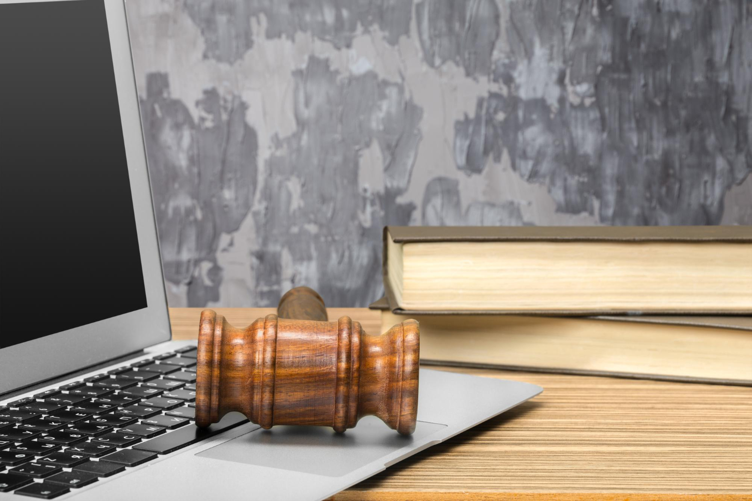 Młotek sędziowski leżący na laptopie
